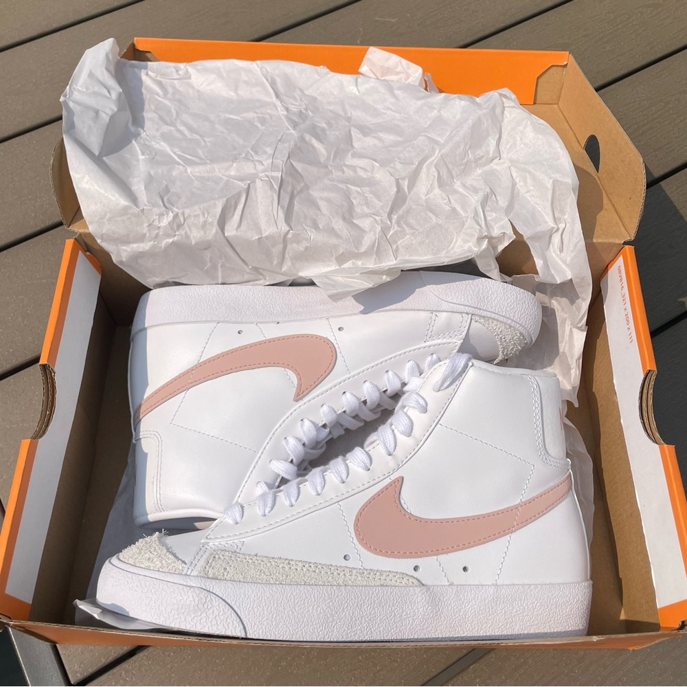 BRAND NEW summit white pink nike blazer mid ‘77, size 7 women